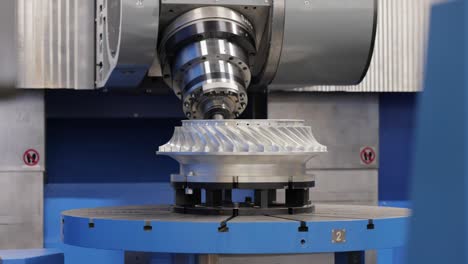 CNC-Fräsmaschine-Für-Die-Metallbearbeitung.-Schneiden-Von-Metall-Moderne-Verarbeitungstechnologie.