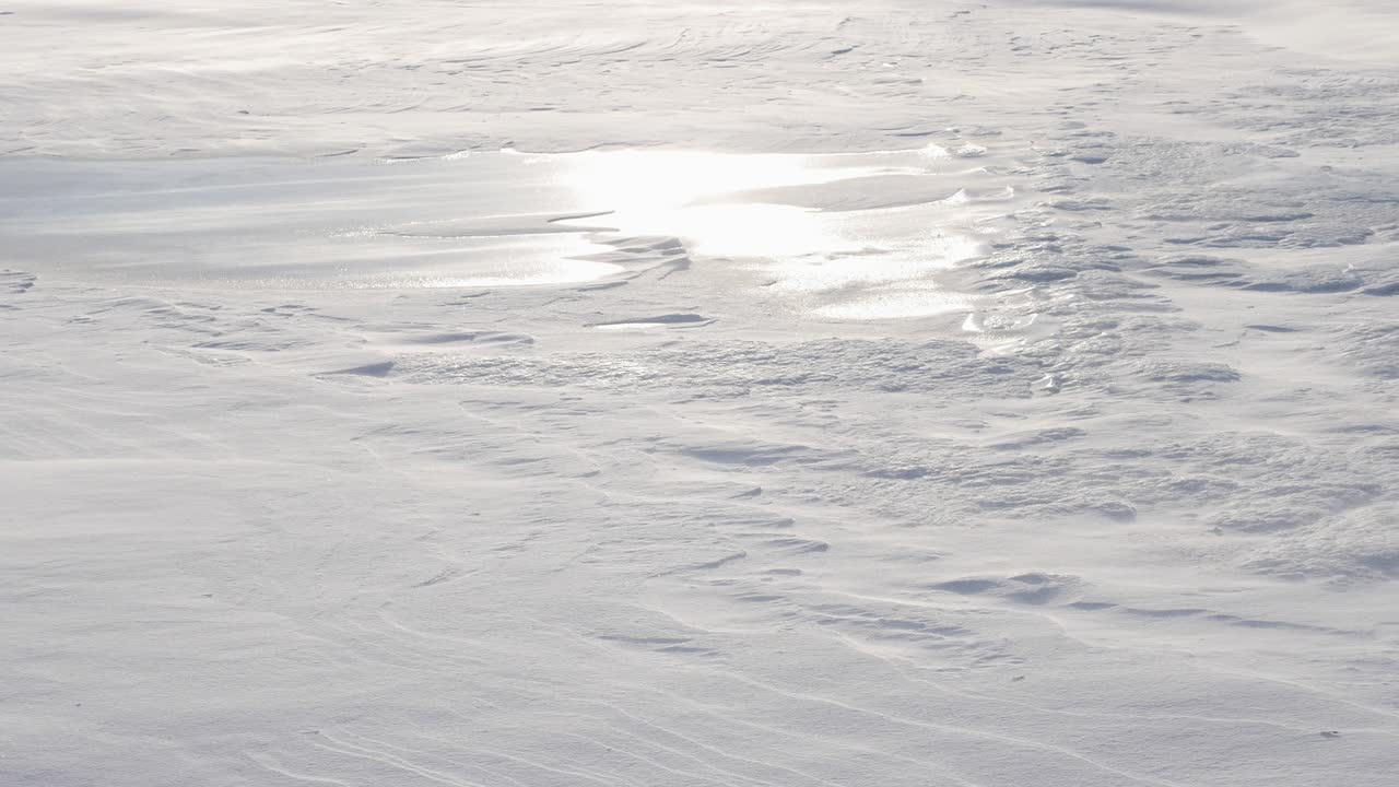 눈으로 인 얼어붙은 강, 겨울 추위, 겨울 배경. 눈 폭풍.
