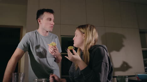 una pareja comiendo tostadas con aguacate.