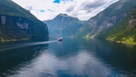 buques de crucero en el fiordo de geiranger, noruega