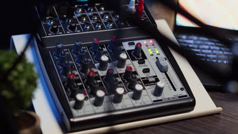 fotografía de cerca de un mezclador analógico profesional capaz de producir un sonido impecable