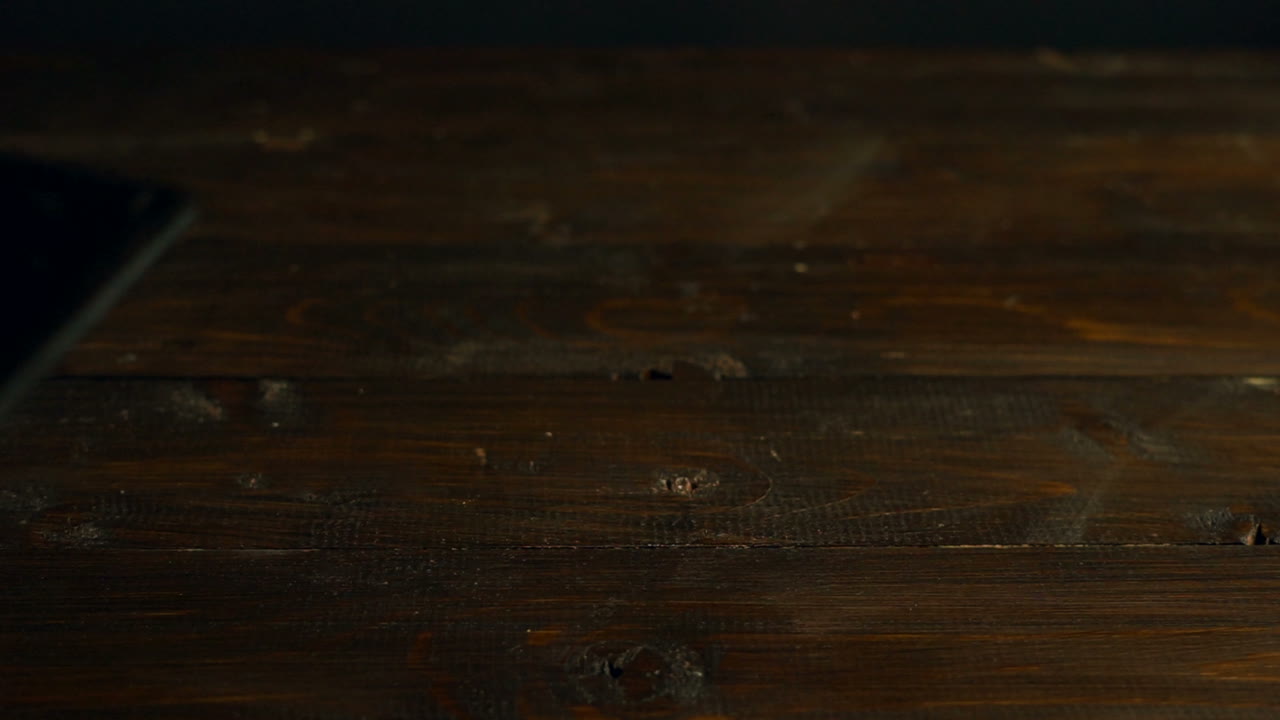 el chef toma la bandeja de horneado con los pasteles. cocinar el pastel. la masa en formas de papel