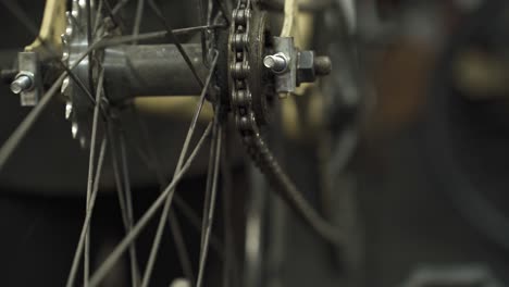 Un-Mecánico-De-Bicicletas-Girando-Los-Pedales-De-Bicicleta-Manualmente-Con-La-Mano