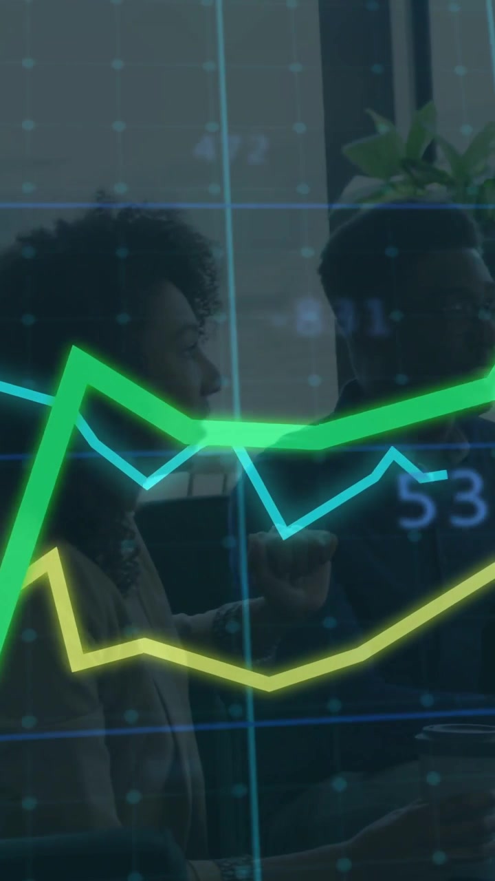 Video verticale: Sovrapposizione di dati che appare, donna che gesticola, uomo che si china ad analizzare grafici aziendali