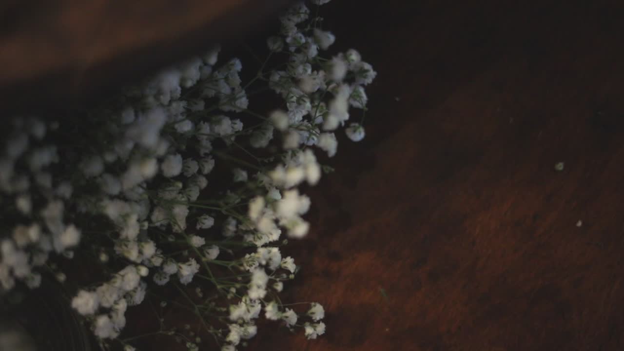 계단  에  꽃 이 놓여 있다