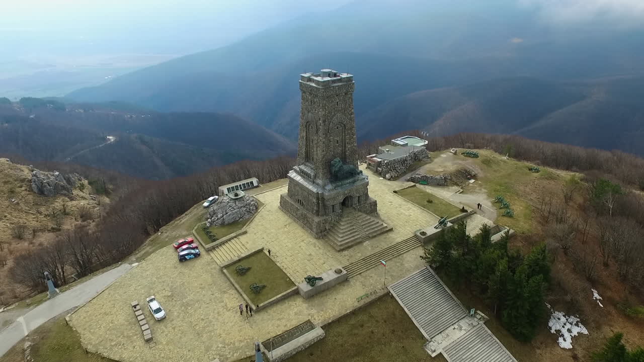 volando sobre el monumento de la libertad de shipka hacia las verdes colinas de la montaña