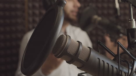 primer plano de un micrófono en el estudio de grabación