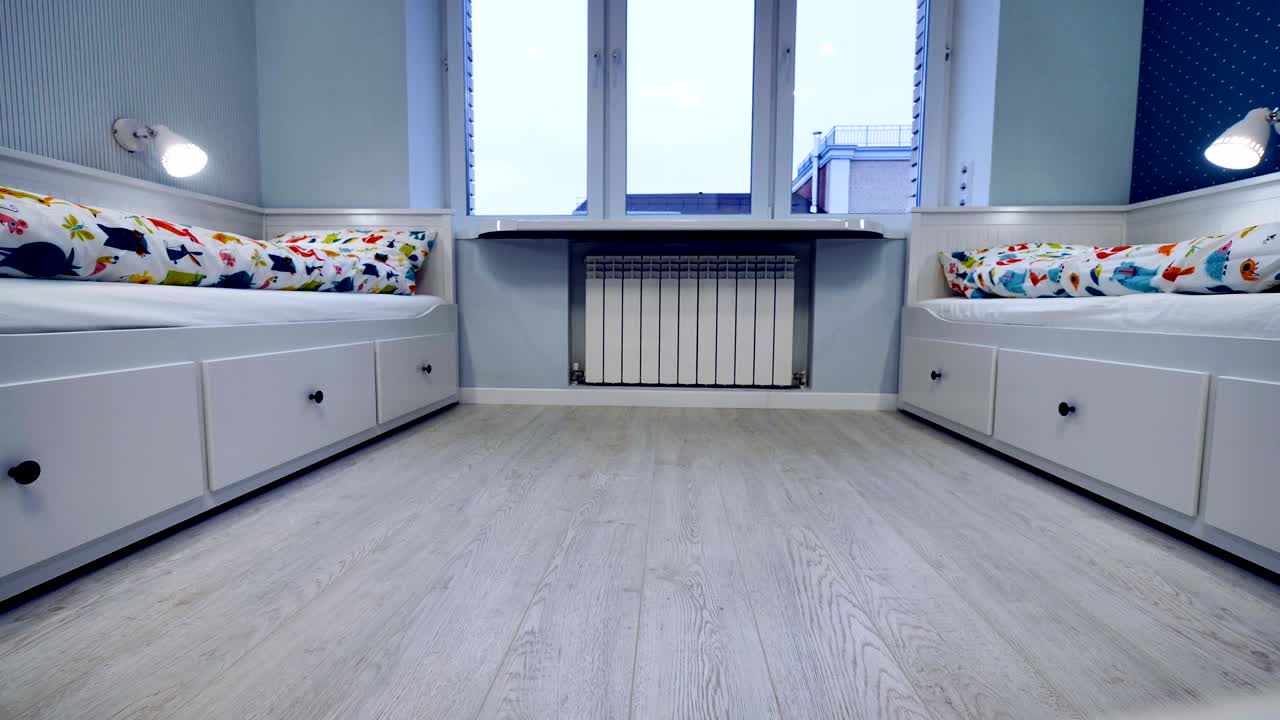 아이들의 침실은 로 진공청소기로 빠른 속도로 청소됩니다.