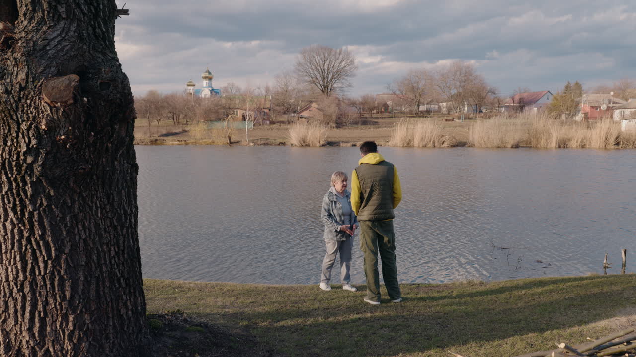 마을의 강변에 있는 부부