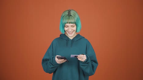 mujer joven haciendo compras con tarjeta de crédito.
