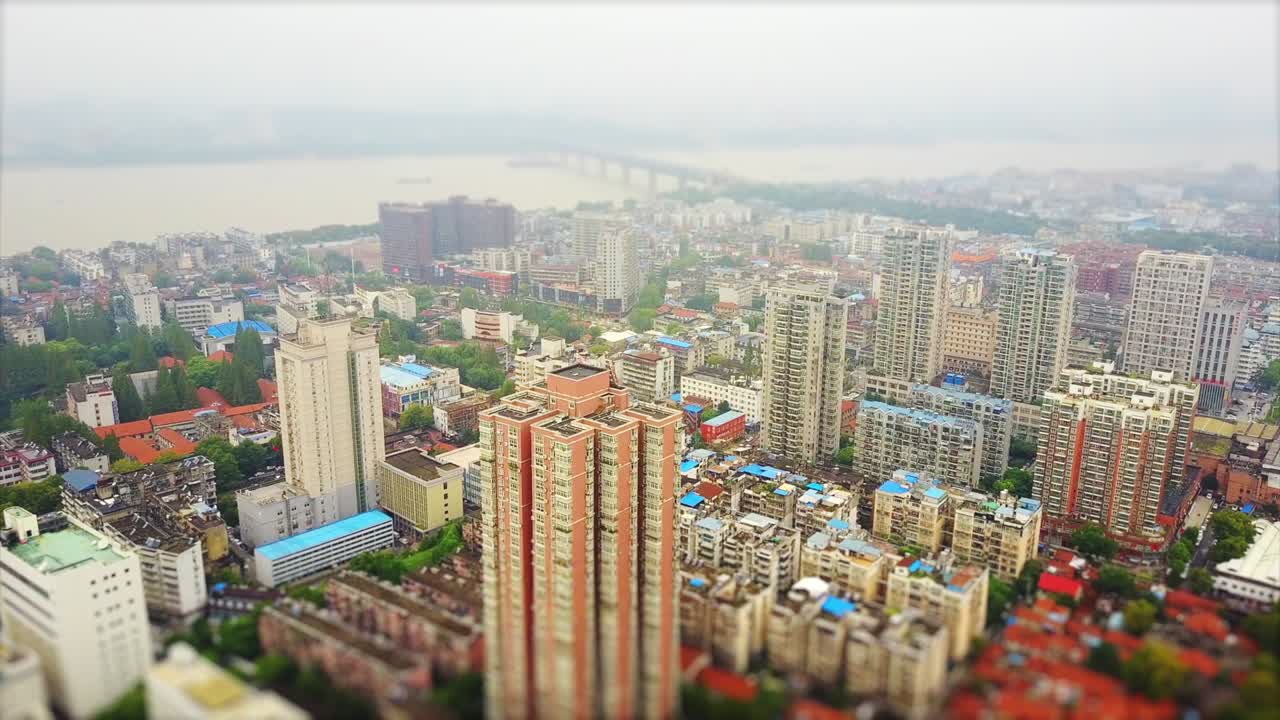 hora del día paisaje urbano de wuhan panorama aéreo 4k desplazamiento de inclinación china