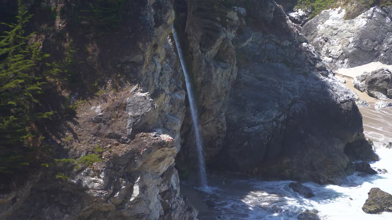 vista en cámara lenta de mcway falls en big sur