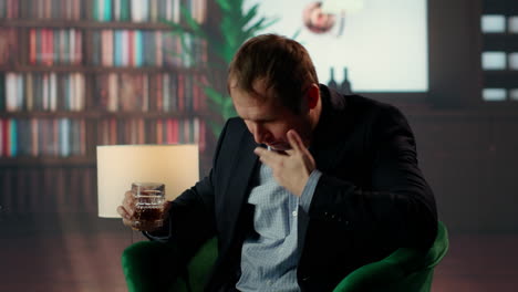miembro de la clase alta bebiendo demasiado whisky escocés con su amigo