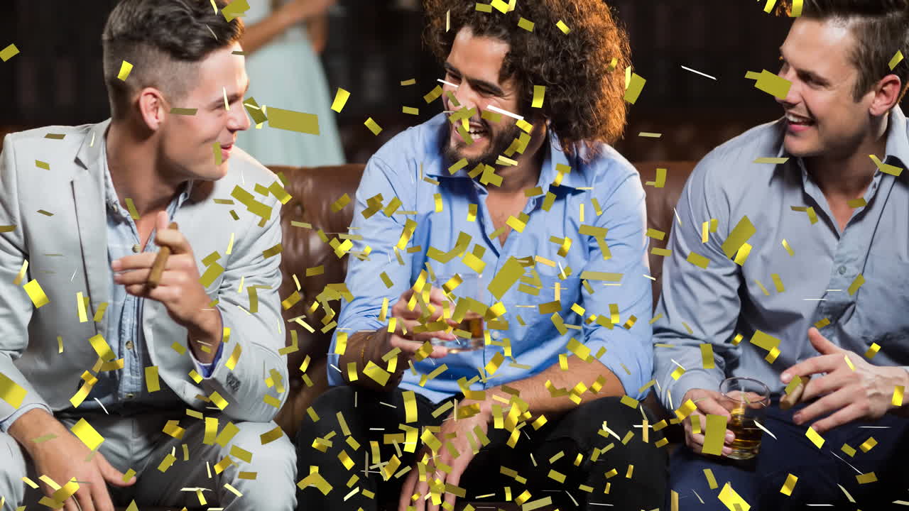 바에서 술을 마시는 행복한 다양한 친구 그룹 위에 떨어지는 금 콘페티의 애니메이션