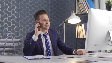 Trabajador-De-Oficina-Relajado-Hablando-Por-Teléfono.