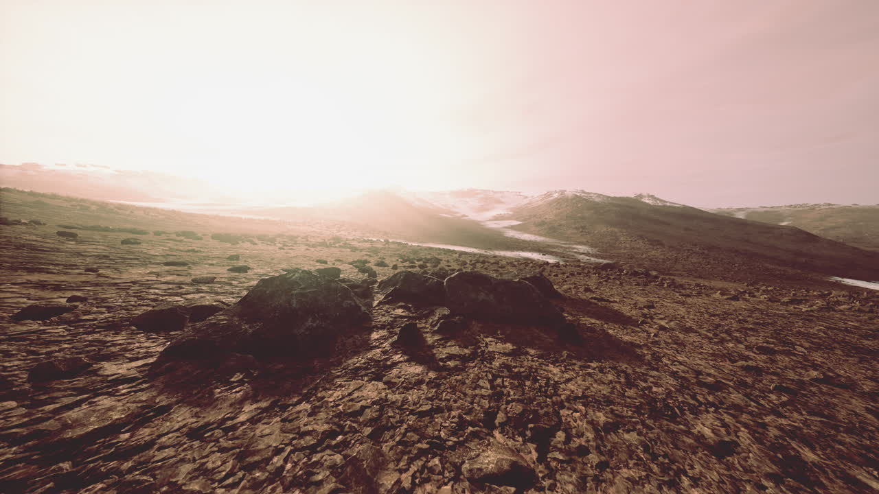 구름이 많은 날 사막 한가운데에 눈으로  ⁇ 인 바위 언덕