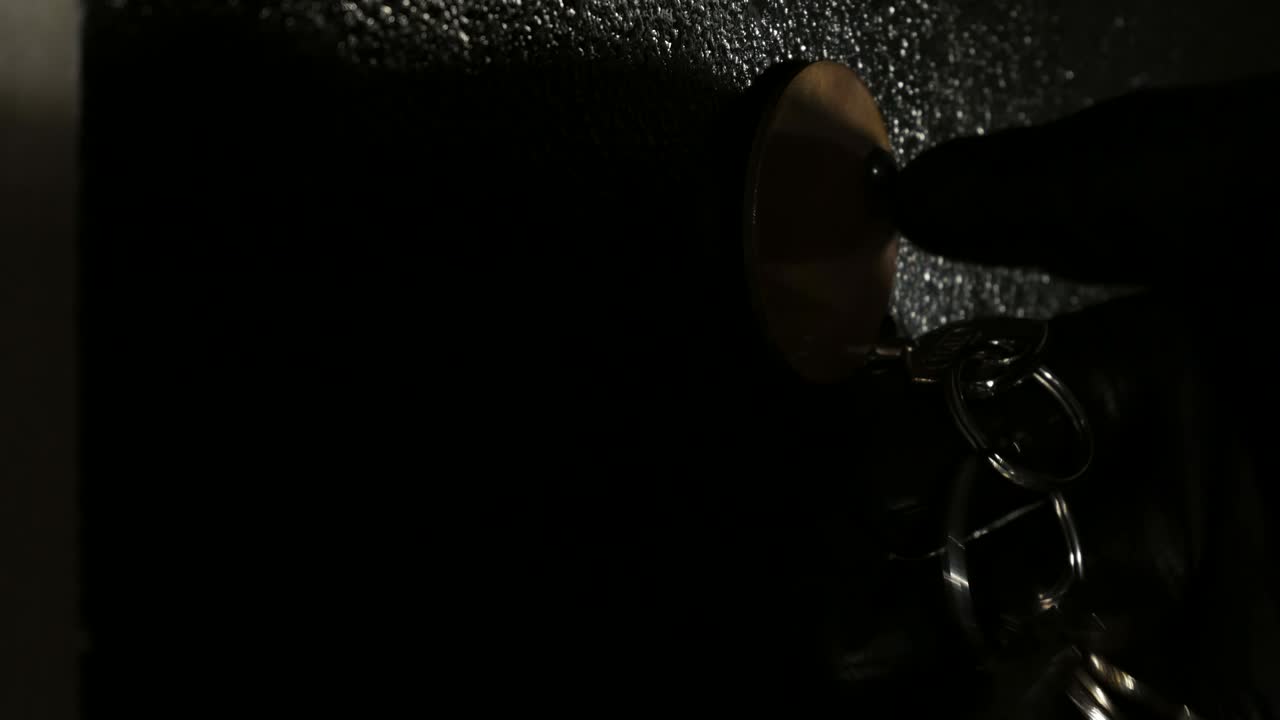 el ladrón toma dinero de la bóveda. no hay movimiento de la cámara.