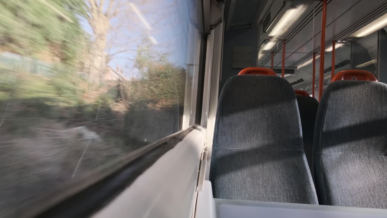 mirando por la ventana el asiento vacío del tren ferroviario nacional del reino unido día soleado