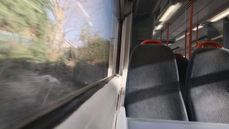 mirando por la ventana el asiento vacío del tren ferroviario nacional del reino unido día soleado