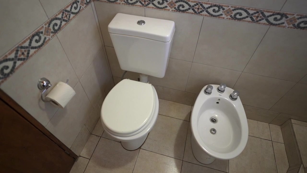 Vista dall'alto di un bagno con WC e bidet in un alloggio in affitto. Argentina.