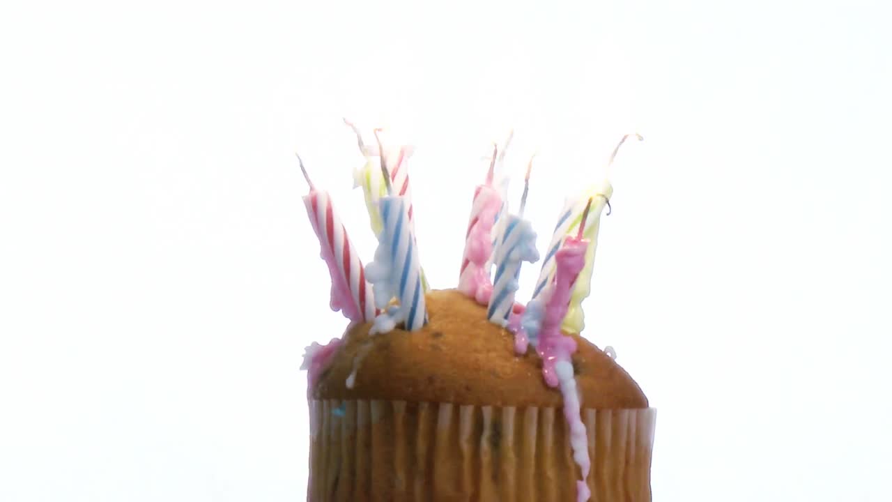 velas de cumpleaños en un pastel