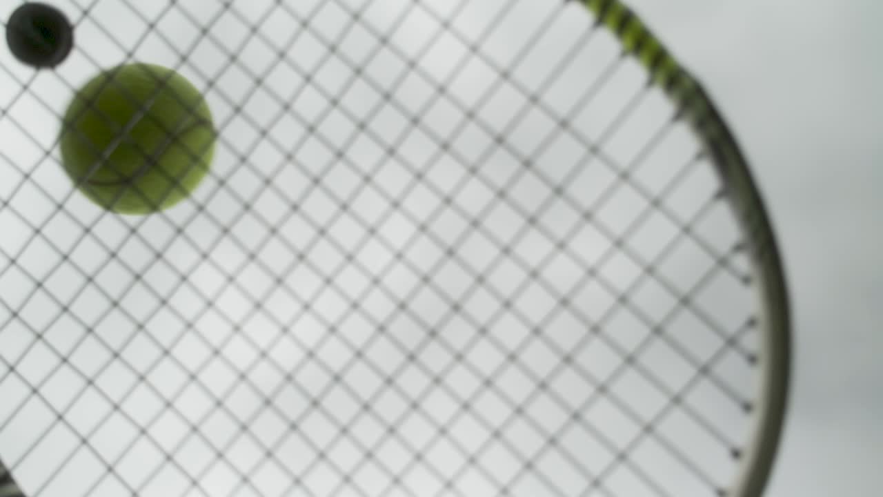 라켓에 튀는 테니스 공