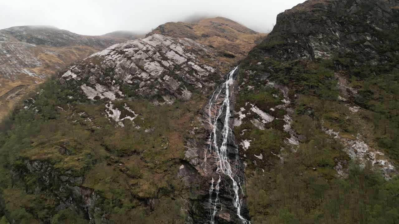 escocia caída de agua valle de montaña dron 4k