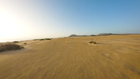 Fuerteventura-Fpv-Leerer-Wüstenflug-Bei-Sonnenaufgang-Slowmotion-50fps