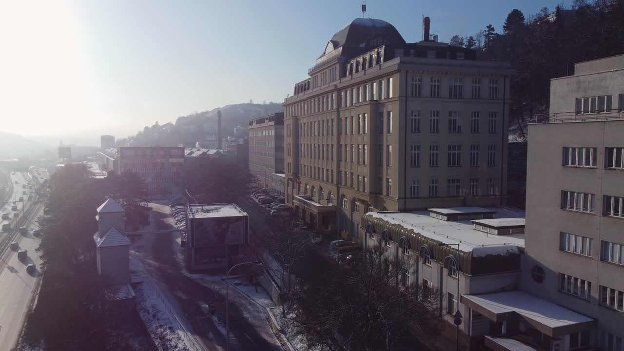 edificio praha cssz en smichov, drone aéreo vista lateral del día soleado, república checa