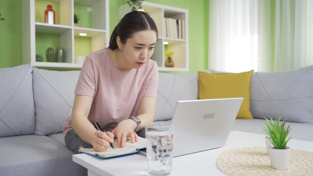탈수 장애를 가진 젊은 아시아 여성이 물을 마시고 있습니다.