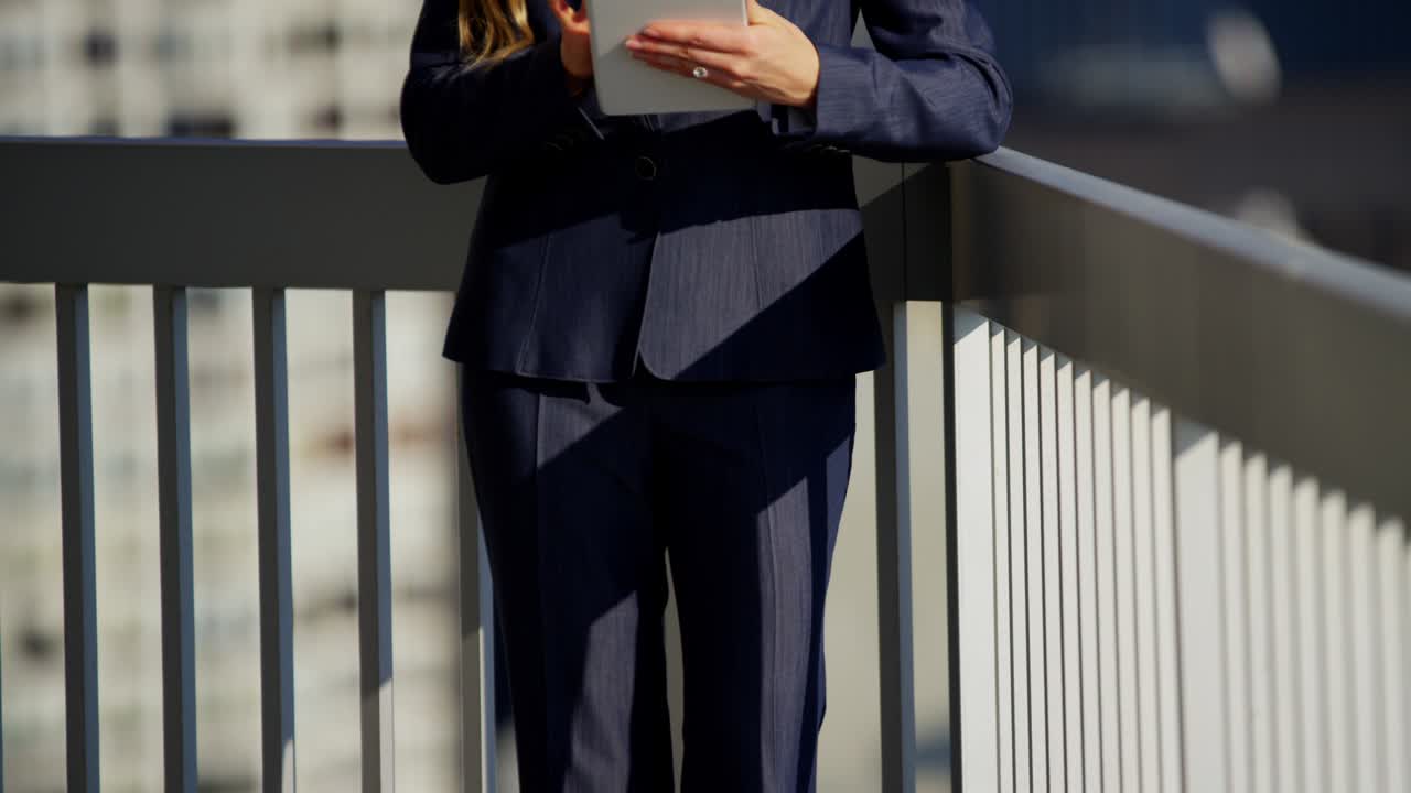 태블릿을 사용하는 지붕에 있는 백인 사업가의 초상화