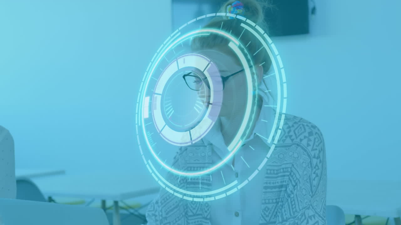 animación del alcance y el procesamiento de datos sobre una mujer de negocios que usa una computadora portátil