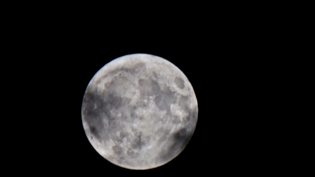Lua Cheia em Fundo Preto com Detalhes Visíveis na Superfície. Lua Orbitando o Planeta Terra
