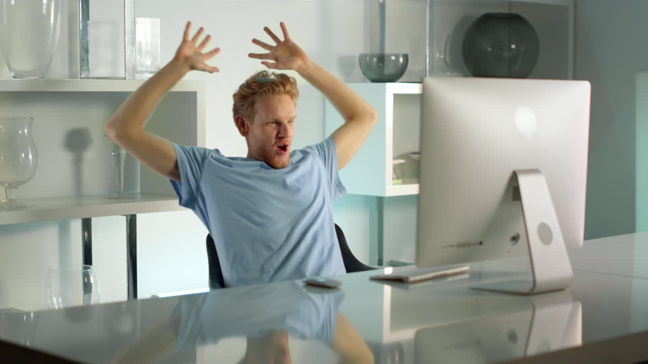 feliz trabajador independiente terminando el trabajo estirando el cuerpo en un acogedor lugar de trabajo remoto en casa.