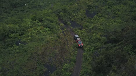 toma aérea de drones de un camión 4x4 conduciendo fuera de la carretera durante una expedición extrema, viaje de campamento al volcán pacaya, guatemala