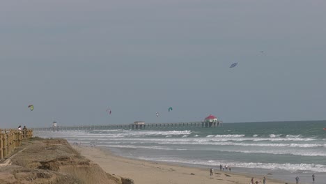 在當地海灘上滑翔衝浪