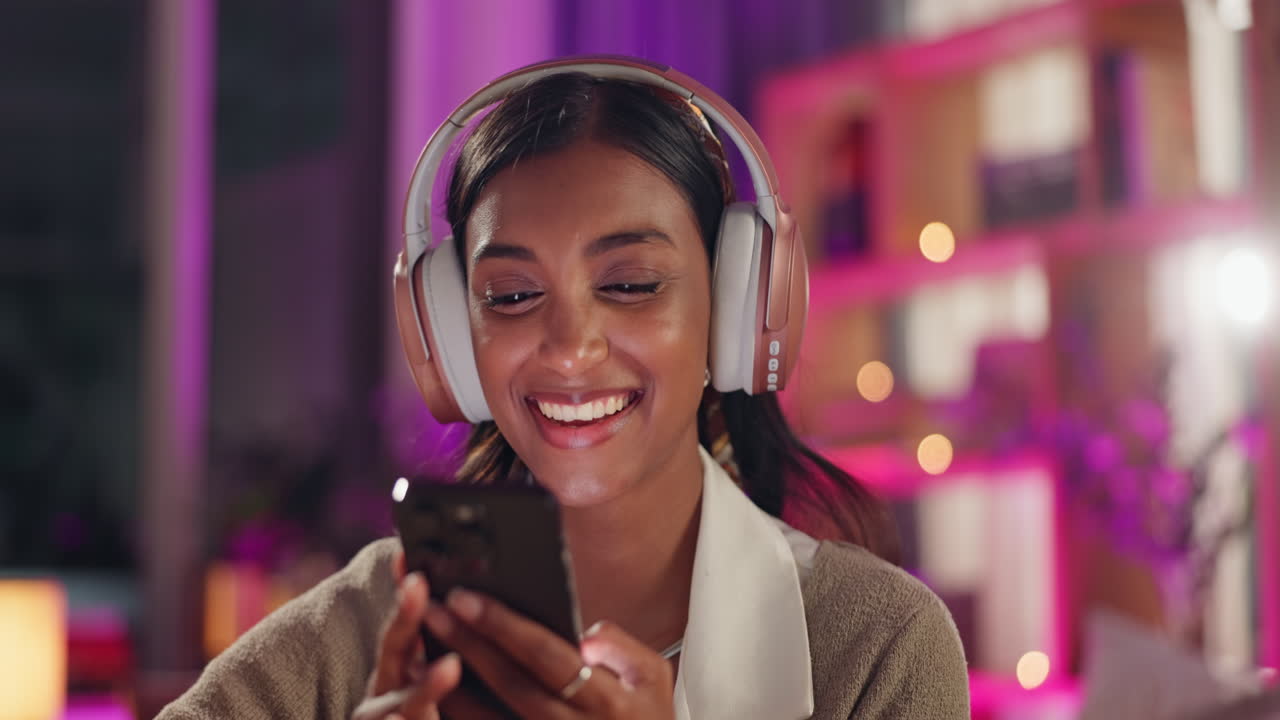 Donna che usa uno smartphone con le cuffie