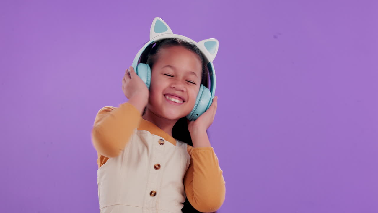 헤드폰으로 음악을 듣고 소녀