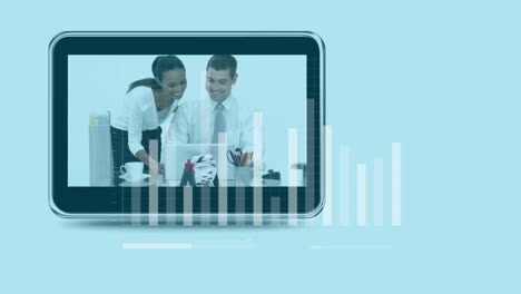 animación del procesamiento de datos financieros a través de tabletas con diversas personas de negocios en la oficina