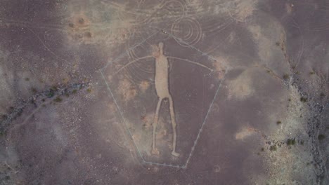 lento tirón hacia arriba y lejos de blythe intaglios en el desierto de arizona, geoglifos antiguos en el centro del cuadro rodeado de terreno desértico