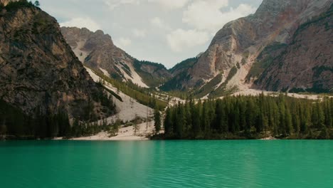 Disparo-De-Drones-Bajos-Sobre-Un-Lago-De-Montaña-Rastreando-El-Bosque-En-La-Base-De-Las-Montañas.