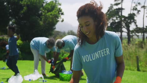 voluntarios recogiendo basura y reciclando