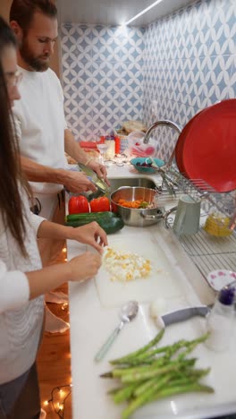 pareja cocinando juntos en una cocina