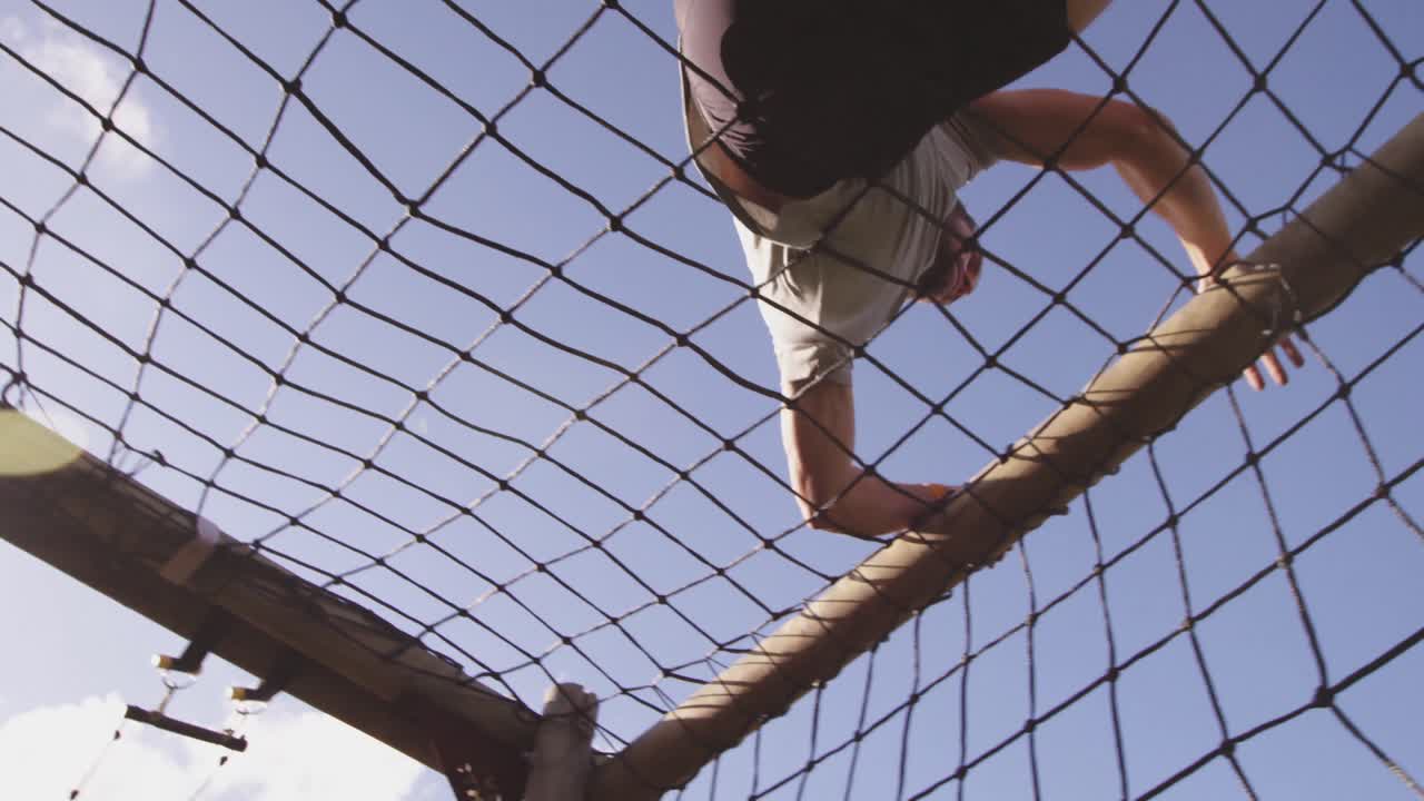 joven entrenando en un campamento de gimnasia al aire libre