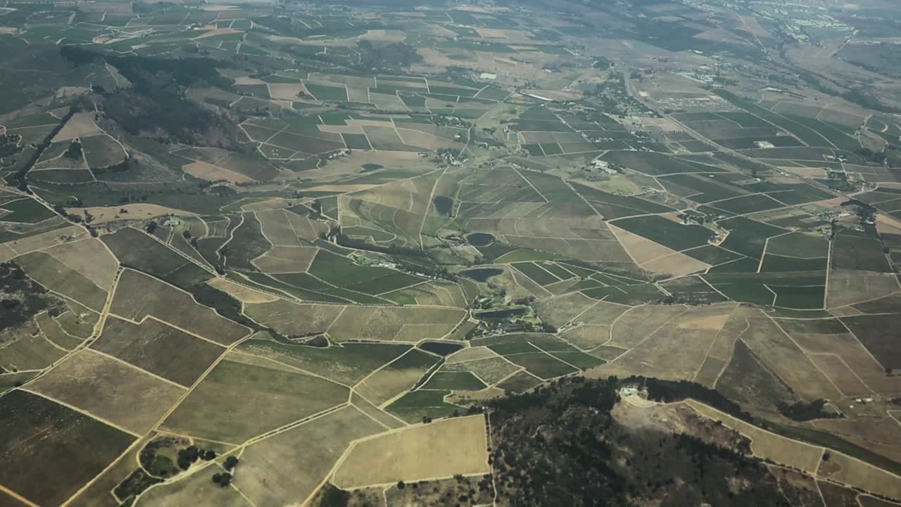 toma aérea de algunas hermosas colinas verdes cubiertas de granjas y agricultura