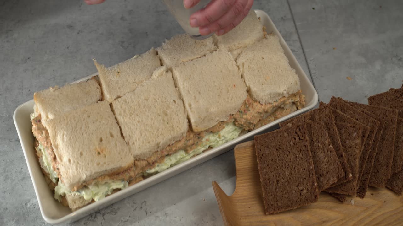 오버헤드 뷰: 레몬 주스를 북유럽 음식인 스모르가스타르타에 바르고 있습니다.