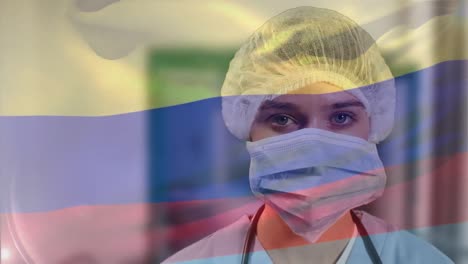 animación de la bandera de colombia sobre una doctora biracial que lleva una máscara facial