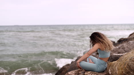 hablando con la fuerza espiritual a través de la práctica de yoga en barcelona españa