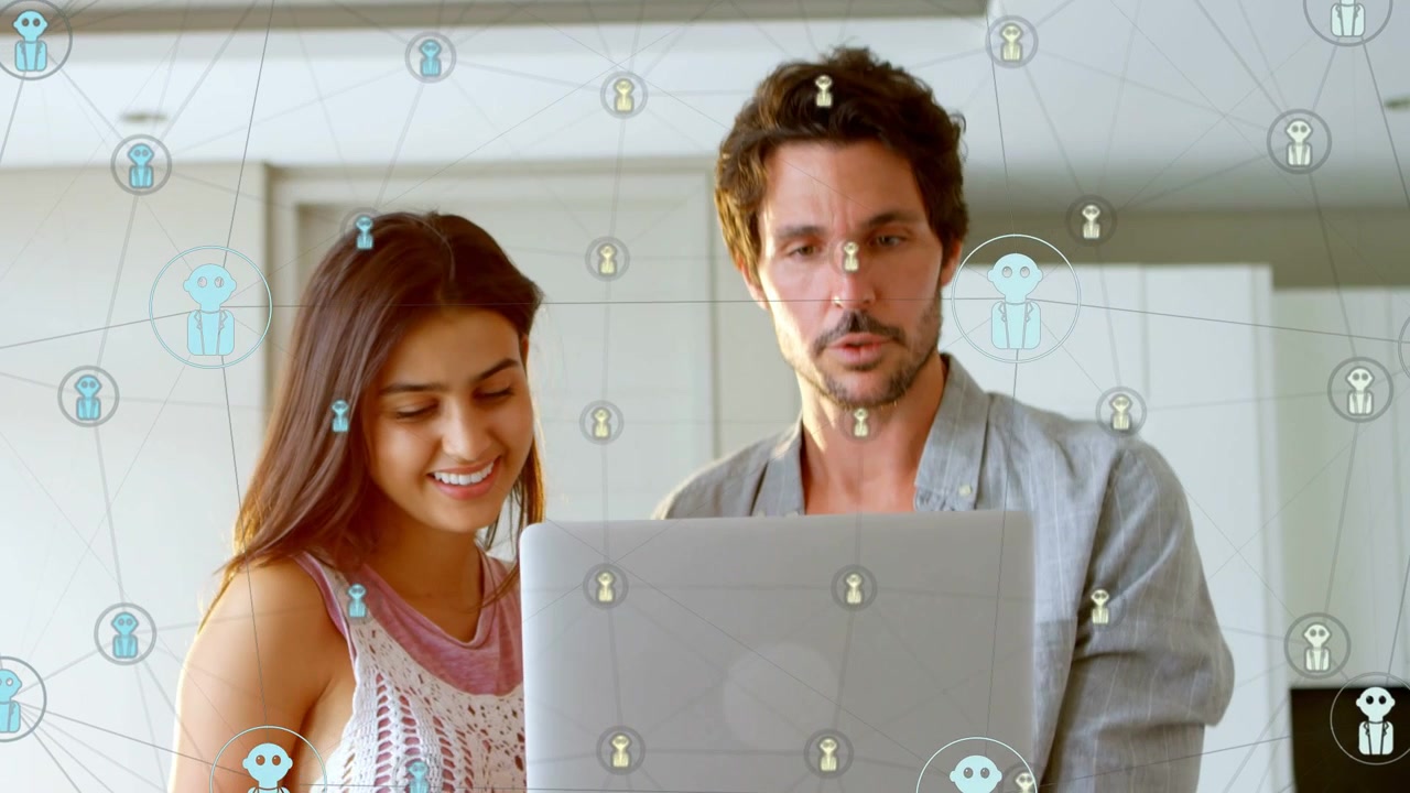 Mulher digitando enquanto homem segura laptop na cozinha, colaborando para conectar usuários via avatares sociais