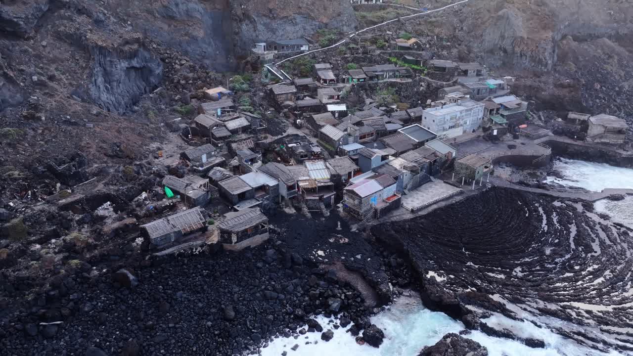 Drone sorvola Pozo de las Calcosas, case di lava, costa atlantica, Canarie